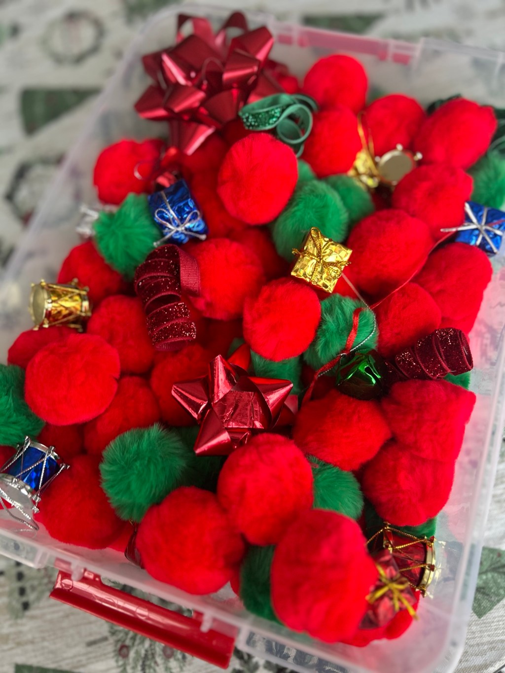 Christmas Pompom Sensory&nbsp;Bin